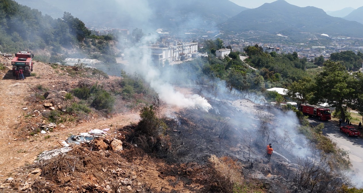 Alanya’da Makilik Alandaki Yangın Ormana Sıçramadan Söndürüldü
