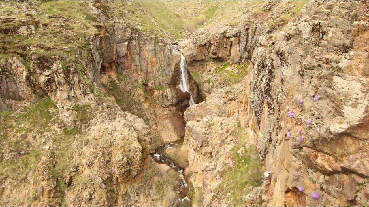 Baharın Gelmesiyle Şelalenin Mest Eden Görüntüsü Ortaya Çıktı