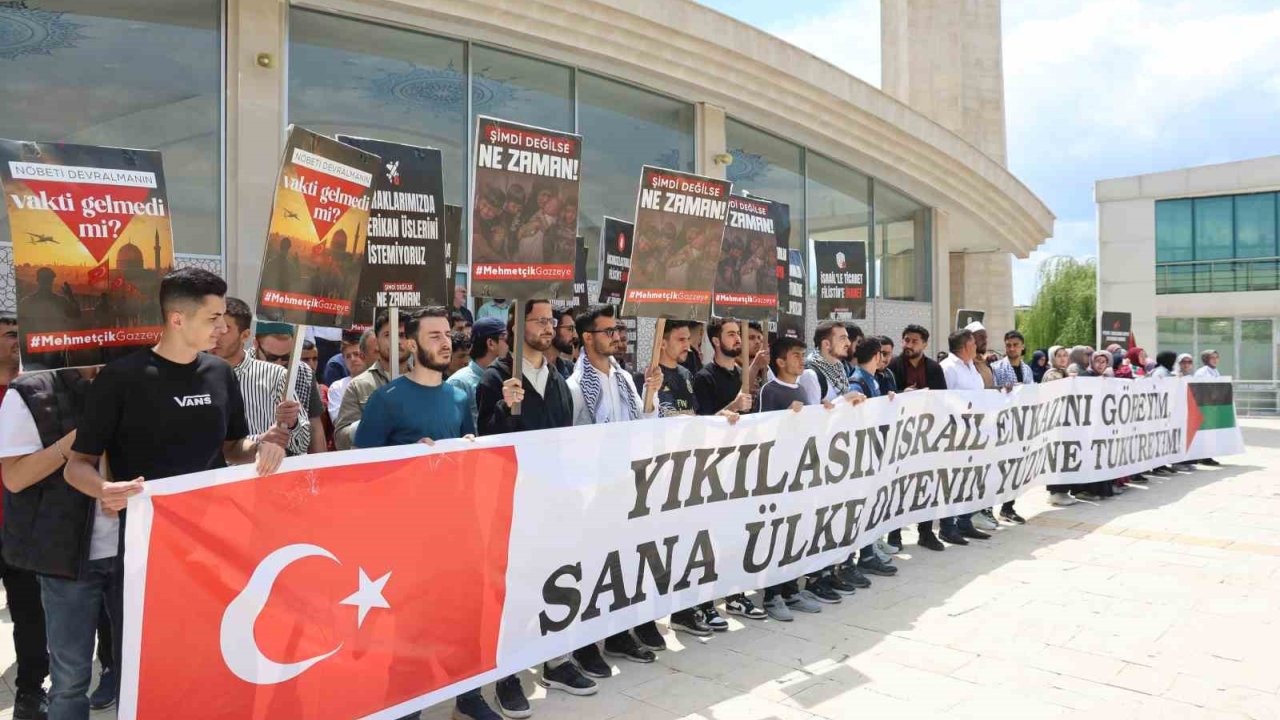 Elazığ’da Üniversite Öğrencileri Gazze İçin Yürüdü