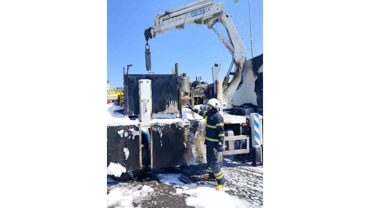 Tüplerin De Bulunduğu Kamyon Kasasında Yangın