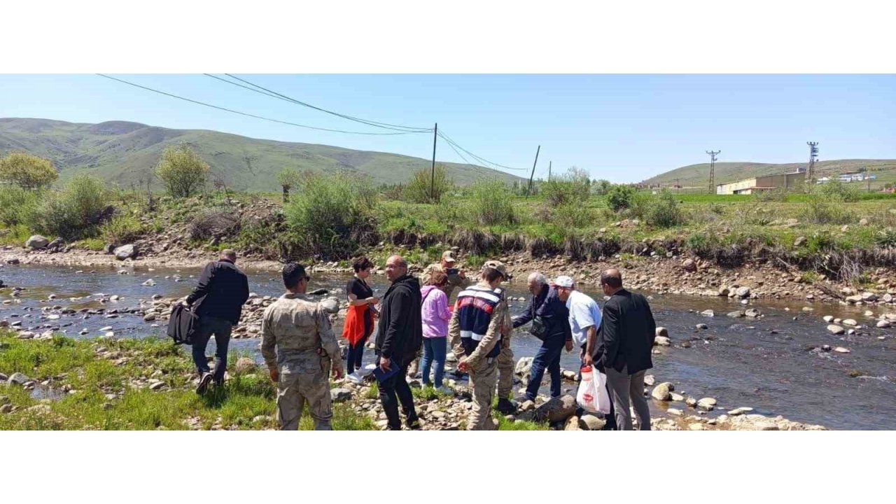 Karakoçan’da Deredeki Balık Ölümleri İçin Numuneler Alındı