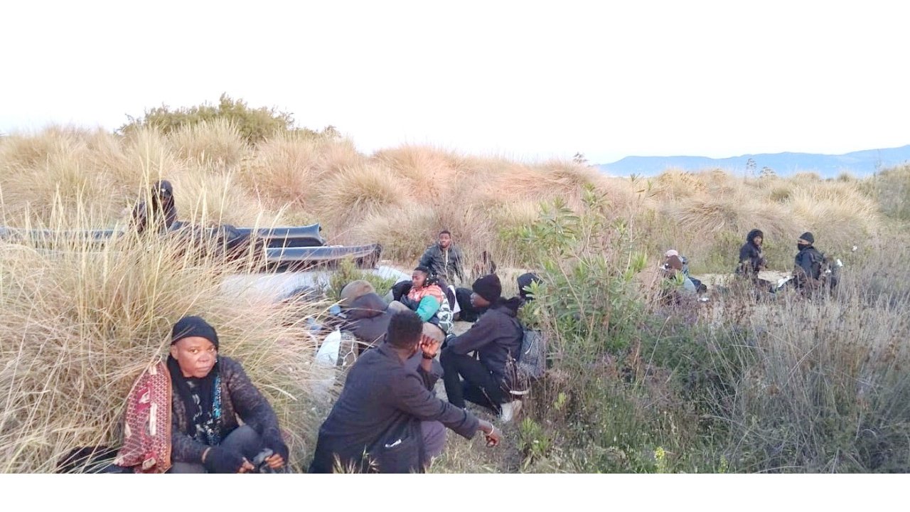 İha Tespit Etti, Göçmen Kaçakçıları Ve Düzensiz Göçmenler Yakalandı