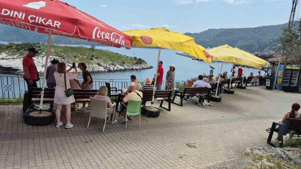 Çeşmi Cihan Amasra’ya Havalar Isınmasıyla Birlikte Rus Akını Da Başladı