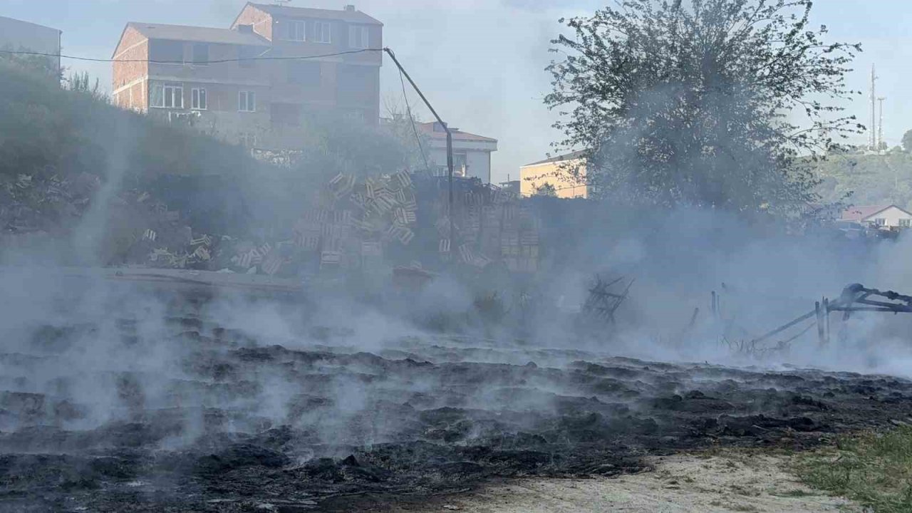 Arnavutköy’de Fabrika Bahçesinde Korkutan Yangın