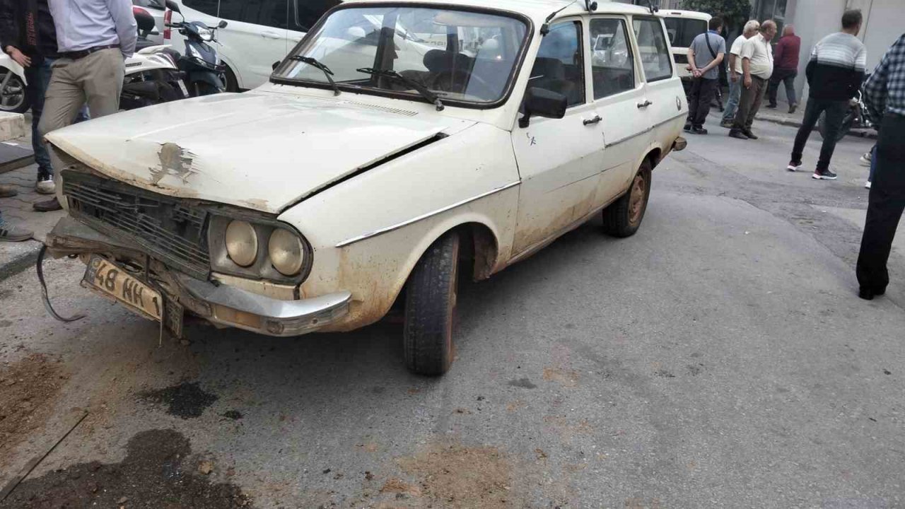 Çaldığı Araç İle Kaza Yaptı, Kaçmaya Çalışırken Vatandaşlara Yakalandı