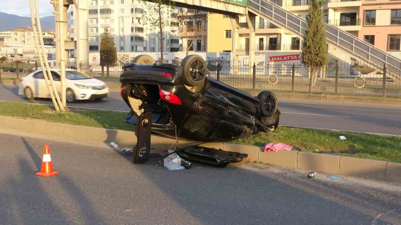 Malatya’da Kontrolden Çıkan Otomobil Refüje Çarptı: 1 Yaralı