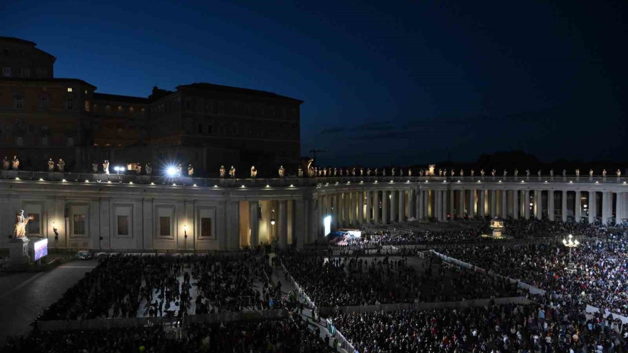 Vatikan’daki İlk Oylamada Yeni Papa Seçilemedi: Sistina Şapeli’nden Siyah Duman Yükseldi