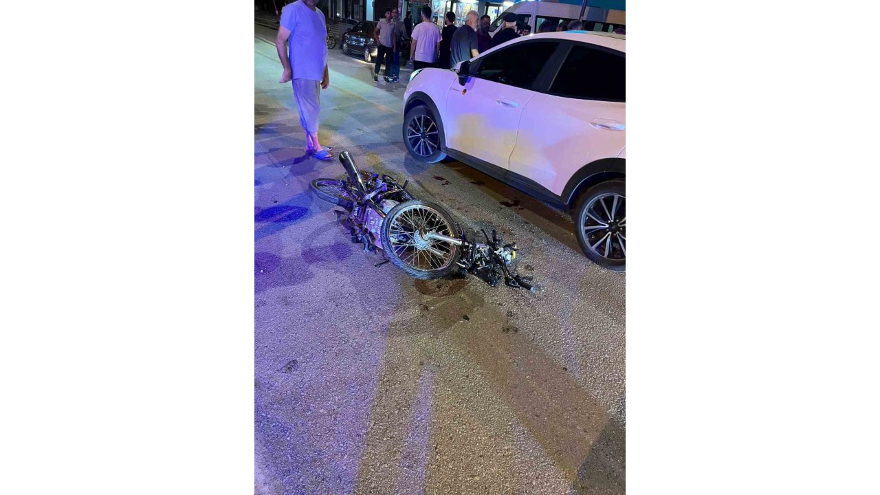 Dörtyol’da Otomobille Çarpışan Motosiklet Hurdaya Döndü: 1’i Ağır 2 Yaralı