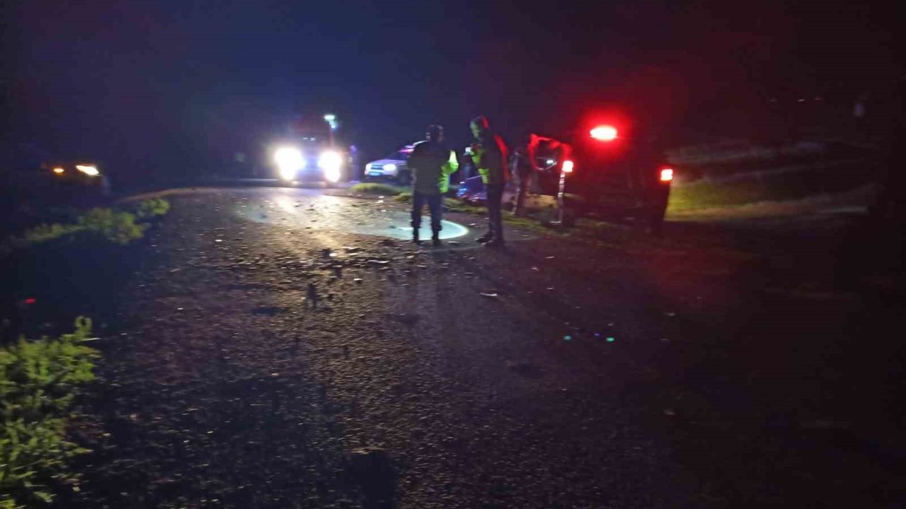 Kars’ta 2 Hafif Ticari Araç Çarpıştı: 1 Ölü, 4 Yaralı