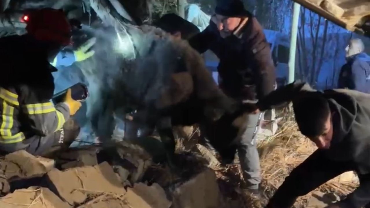 Yüksekova’da Ahır Çöktü: Köylüler Ve Ekipler Hayvanlar İçin Seferber Oldu