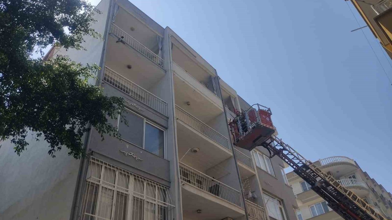 Balkondaki Ağda Mahsur Kalan Güvercini İtfaiye Kurtardı
