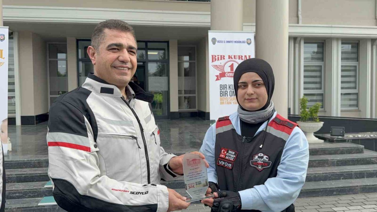 Kural İhlali Yapmayan 3 Motosikletliye Plaket Verildi