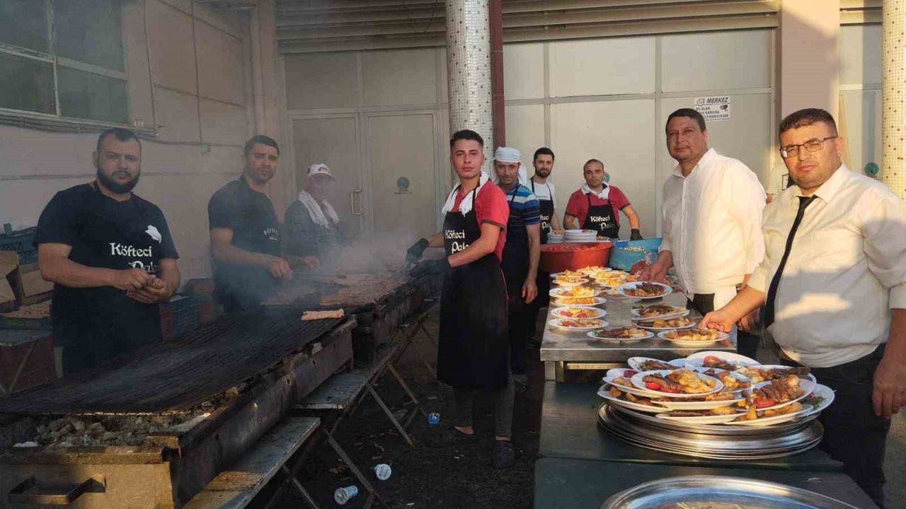 Ege’de Düğün Sezonu Başladı, Köfte Yoğurmak Meslek Oldu
