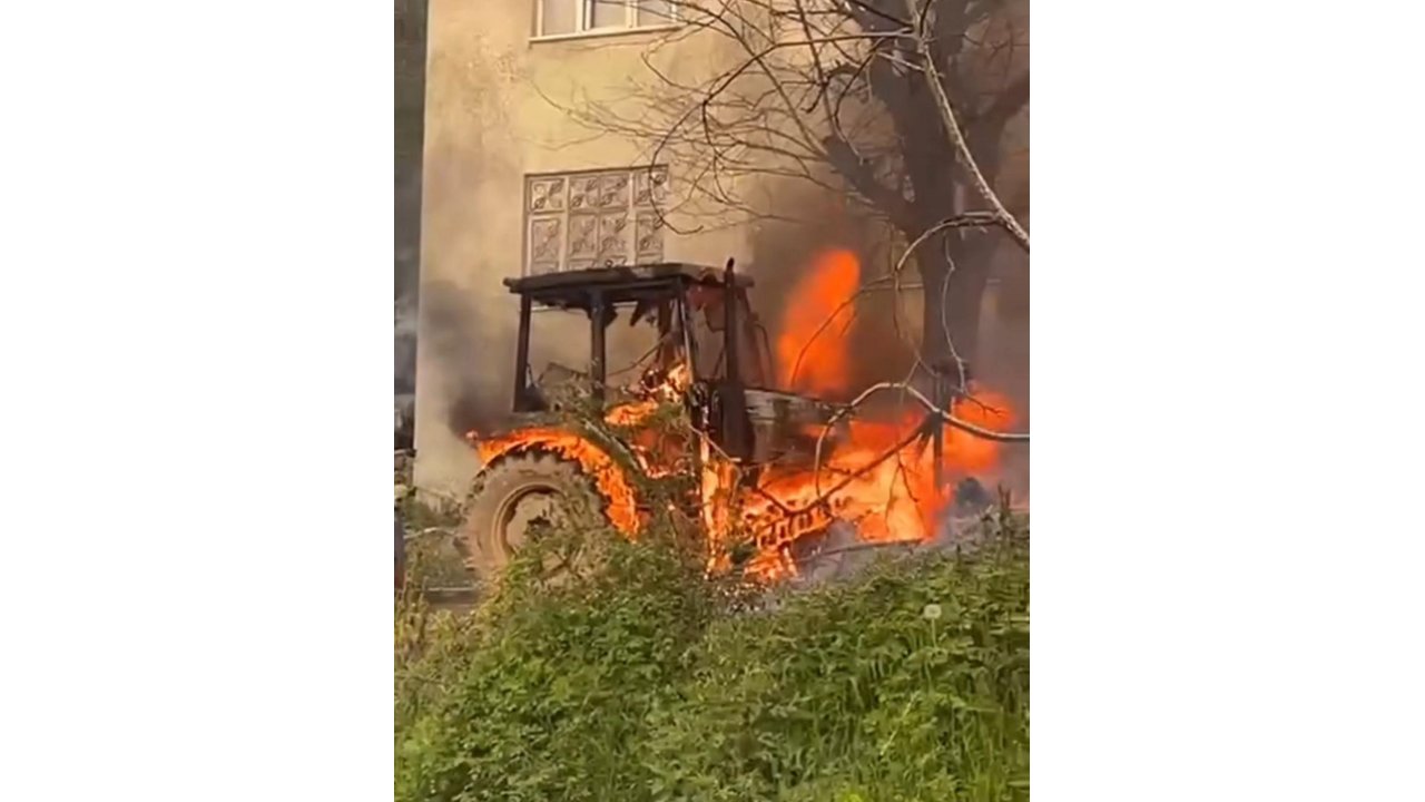 Ahşap Ev Ve Traktör Alevlere Teslim Oldu