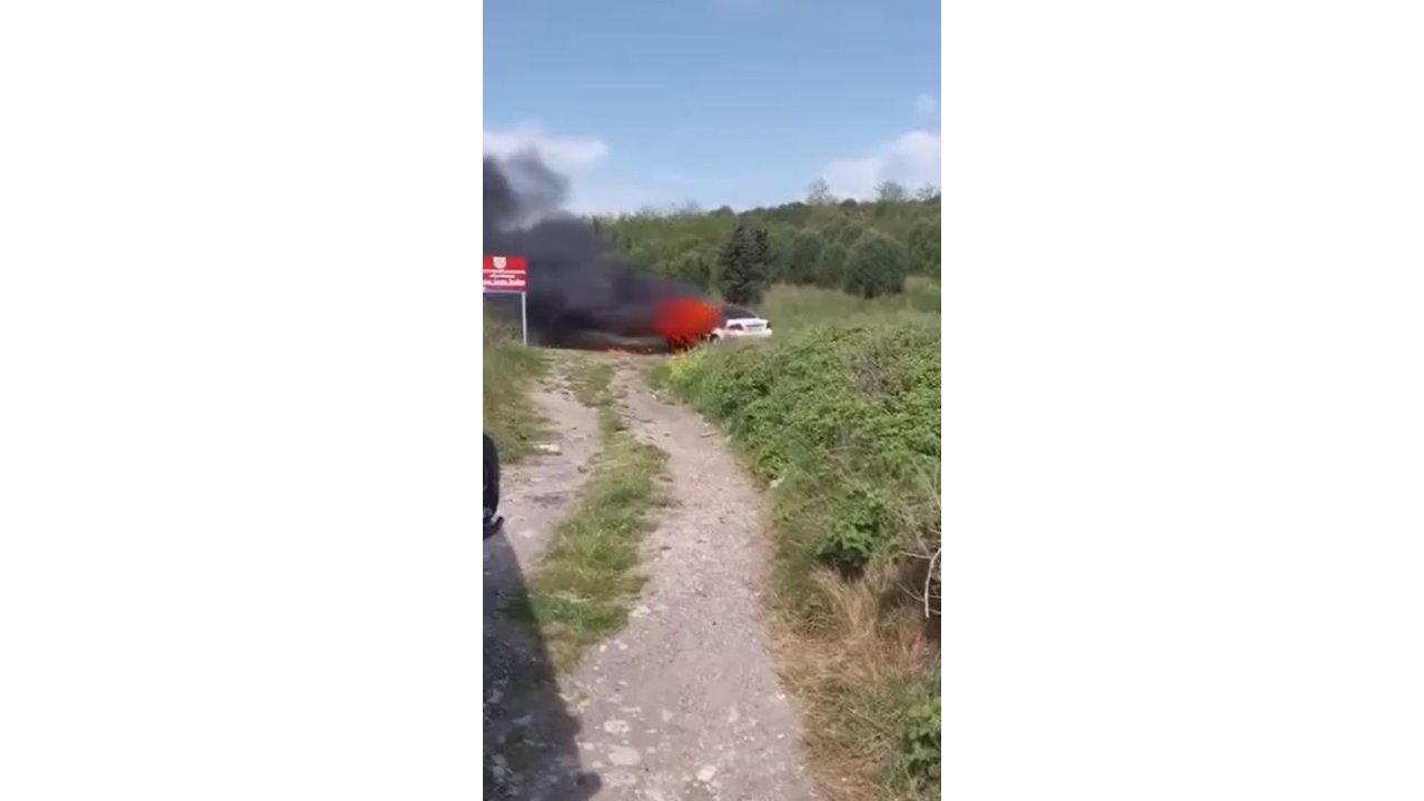 Büyükçekmece’de Park Halindeki Araba Alev Alev Yandı