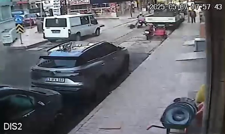 Yolda Dengesini Kaybedip Düşen Yaşlı Adama Motosiklet Çarptı