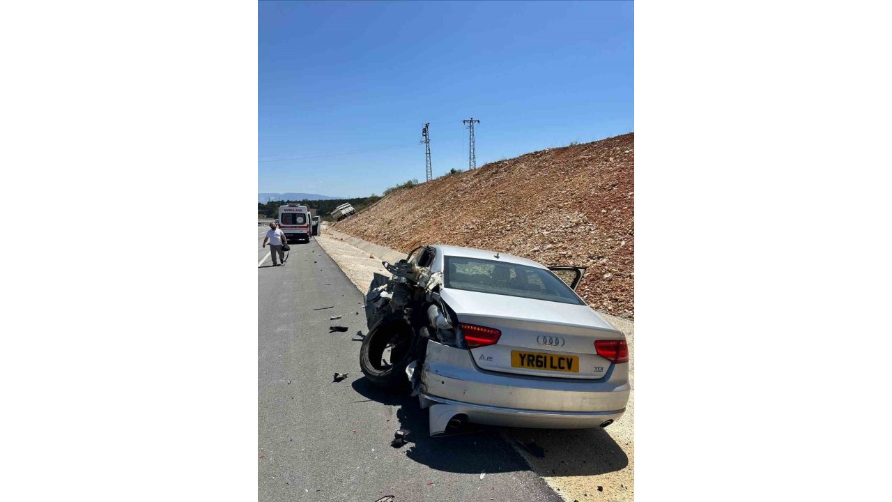 Bilecik’te Kamyon Park Halindeki Otomobile Çarptı, 1 Yaralı