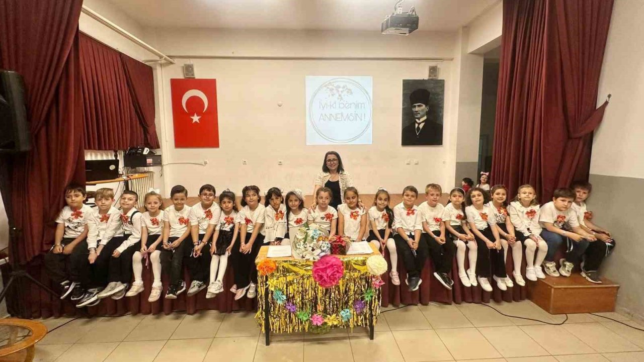 Hayrabolu’da Minik Yüreklerden Anneler Günü Videosu