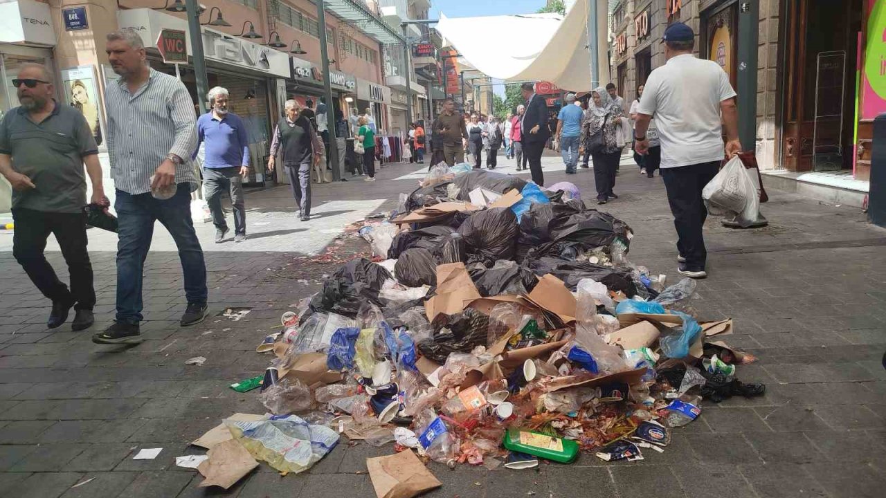 İzmir’in Göbeğinde Çöpten Utanç Manzarası