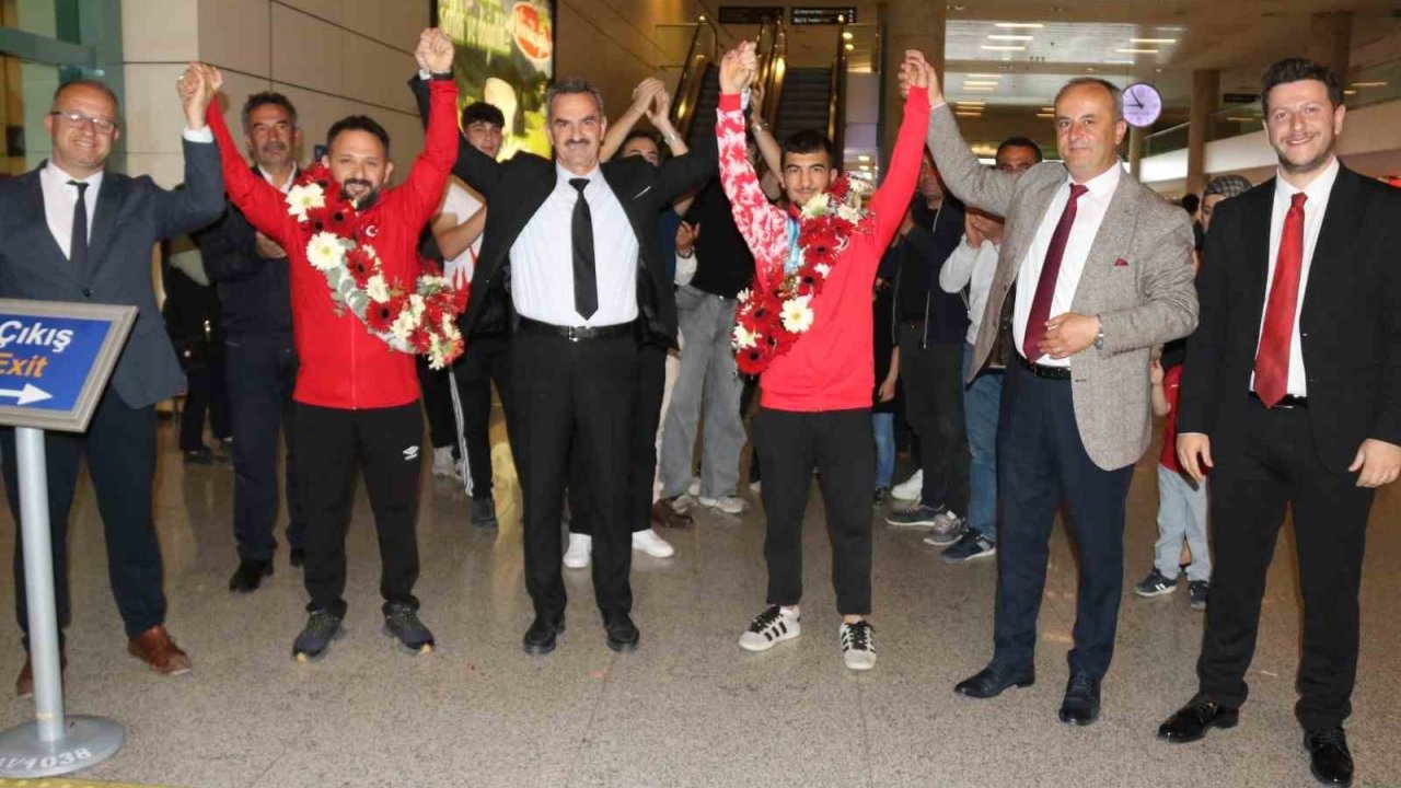 Peru’da Altın Madalya Kazanan Genç Halterci Ramazan Efe Yılmaz, Çiçeklerle Karşılandı