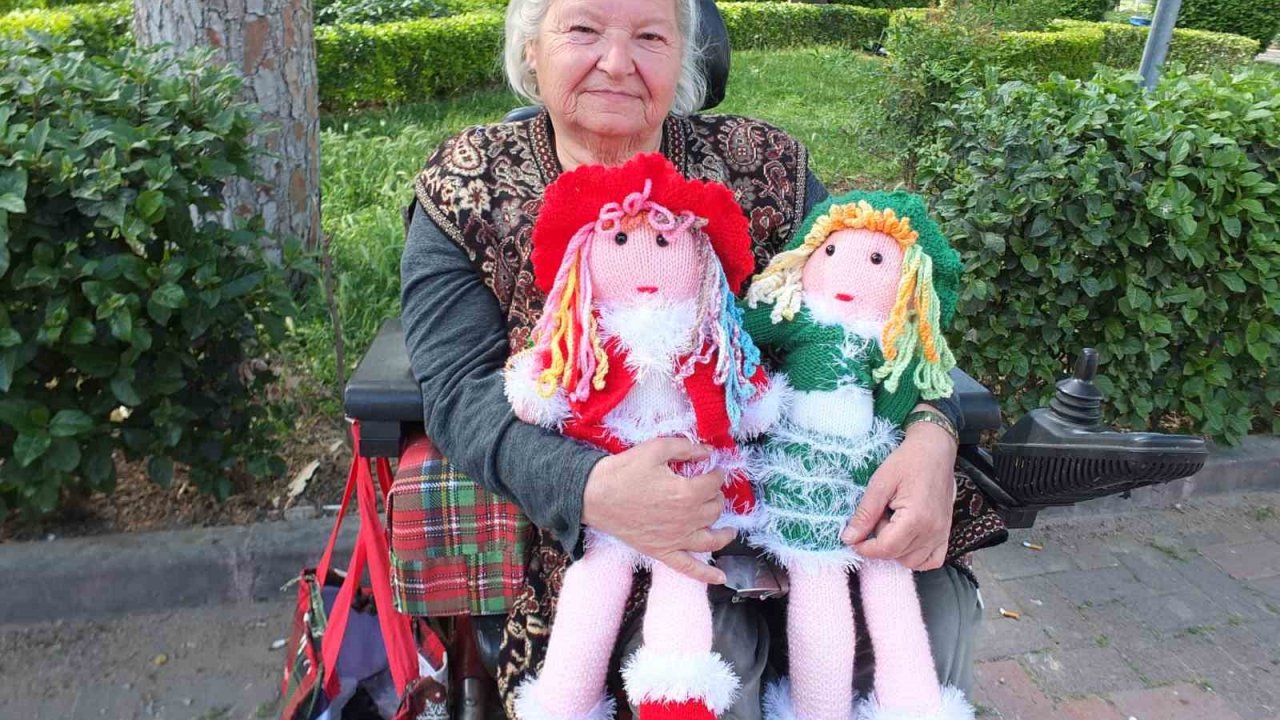 Balıkesir’de Bedensel Engelli Müfide Hanım Evinde Üretiyor, Parkta Satıyor