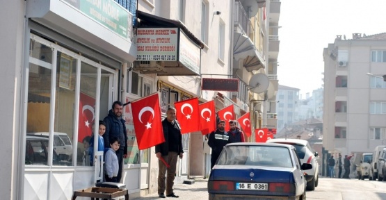 Mudanya esnafından bayraklı birlik ve beraberlik mesajı