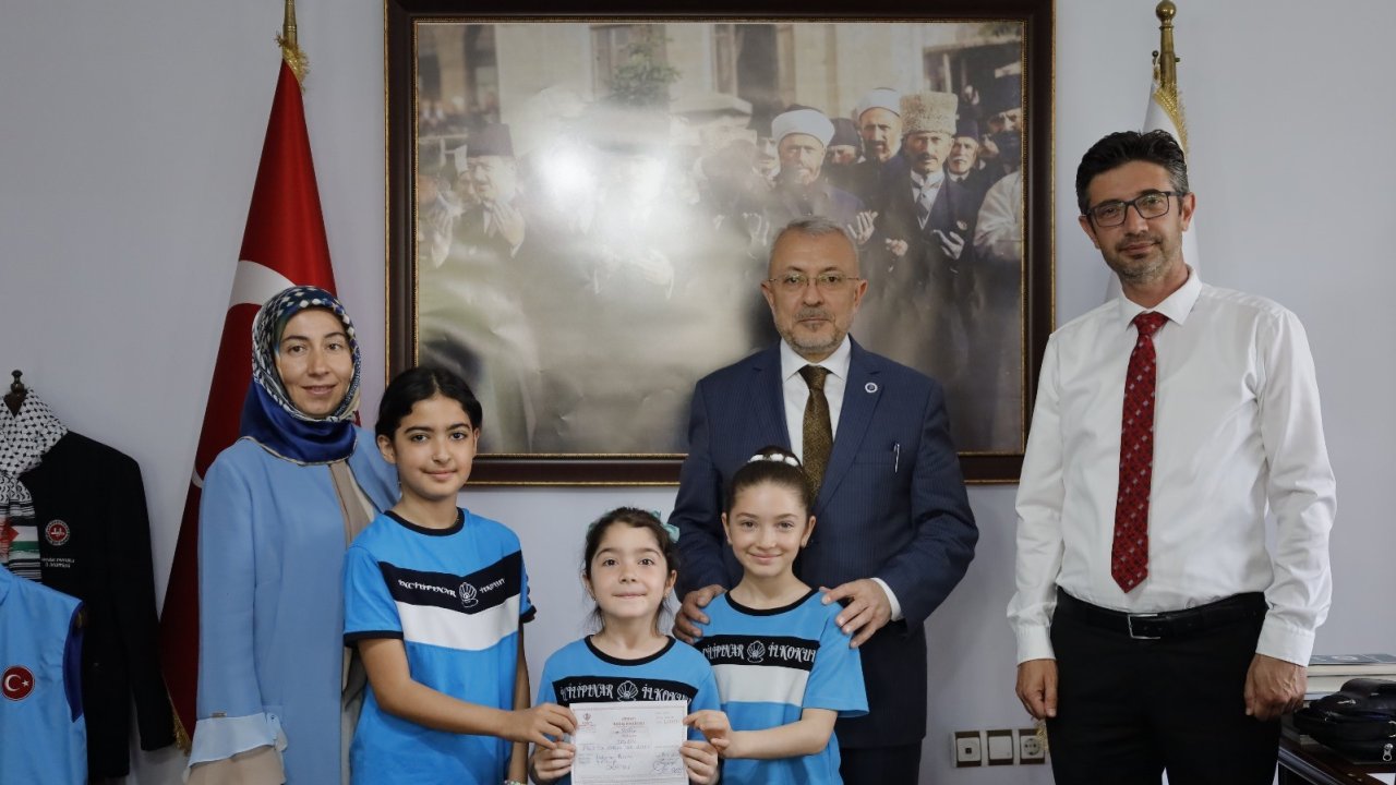 Minik Yürekler El Emeğiyle Kazandıklarını Filistin Halkına Bağışladı