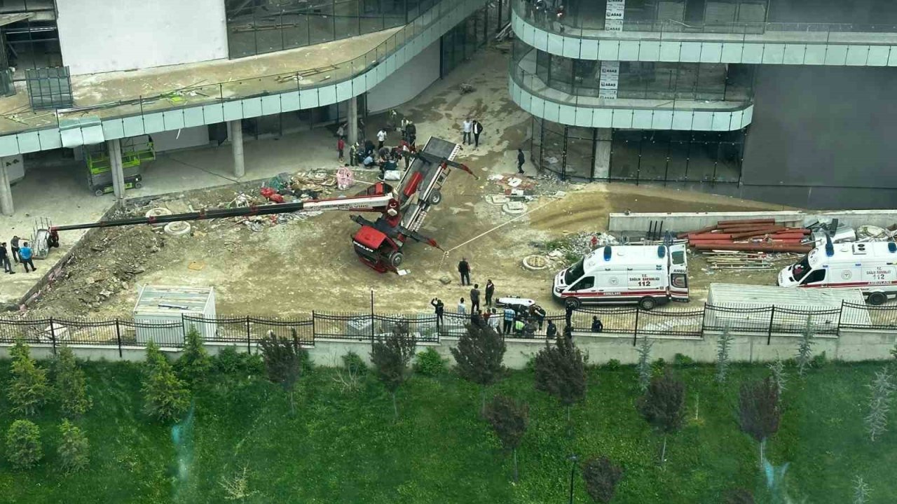 Ankara’da Kule Vinç Devrildi: 3 Yaralı