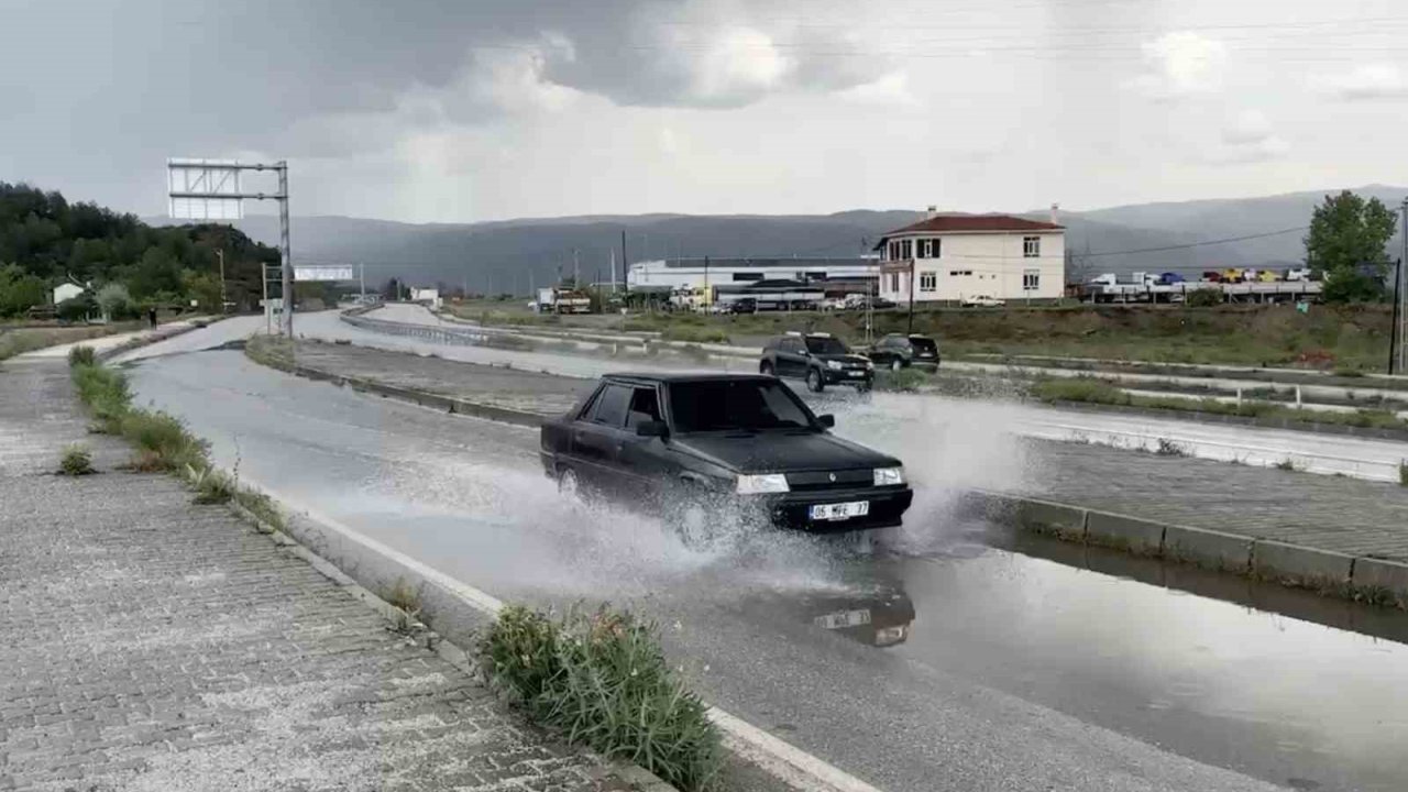 Tosya’da Sağanak Yağış Etkili Oldu, Yollarda Su Birikintisi Oluştu