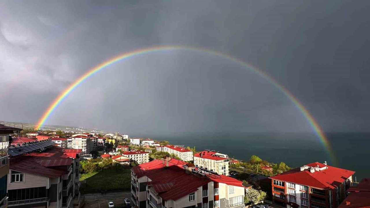 Van Gölü’nde Gökkuşağı Görsel Şölen Oluşturdu