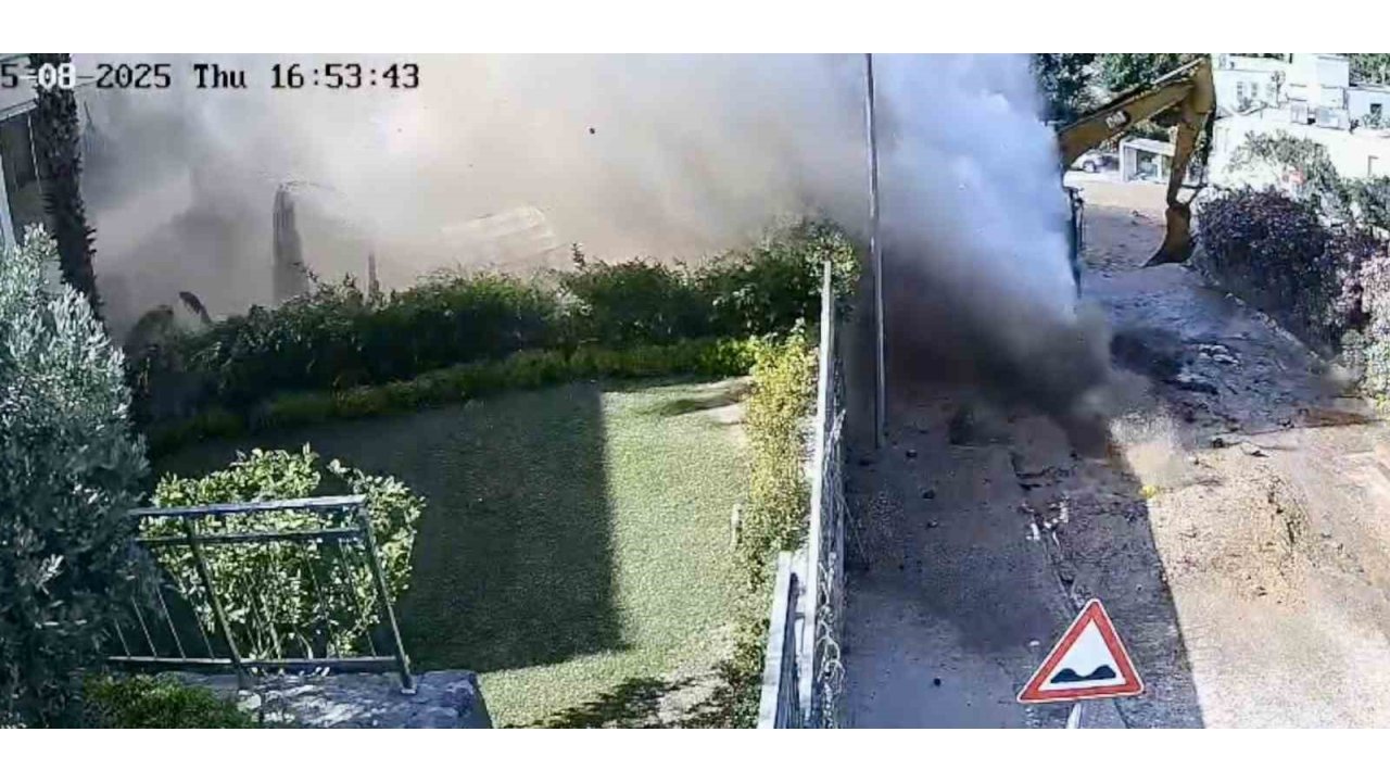 Su Borusu Bomba Gibi Patladı, Site Savaş Alanına Döndü