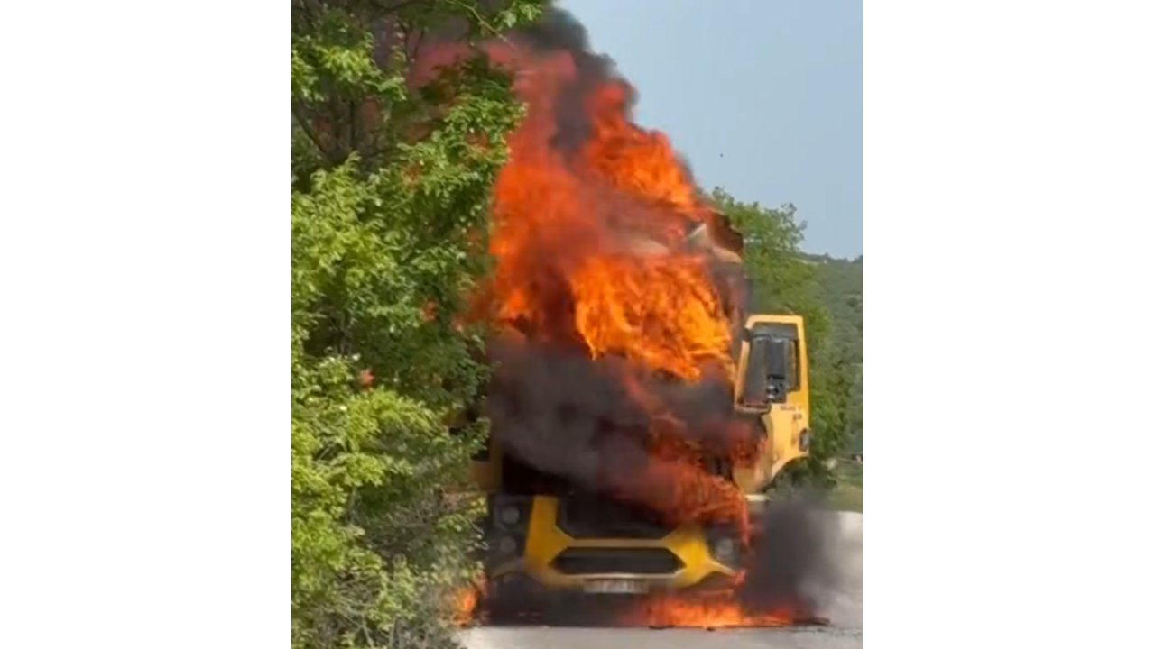 Kocaeli’de Seyir Halindeki Damperli Tır Alev Alev Yandı