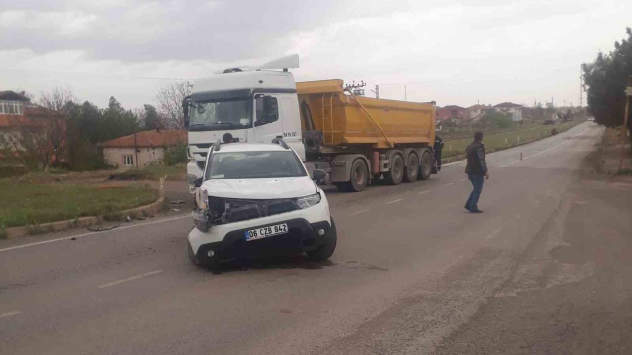 Kırıkkale’de Otomobil İle Hafriyat Kamyonu Çarpıştı: 1 Yaralı