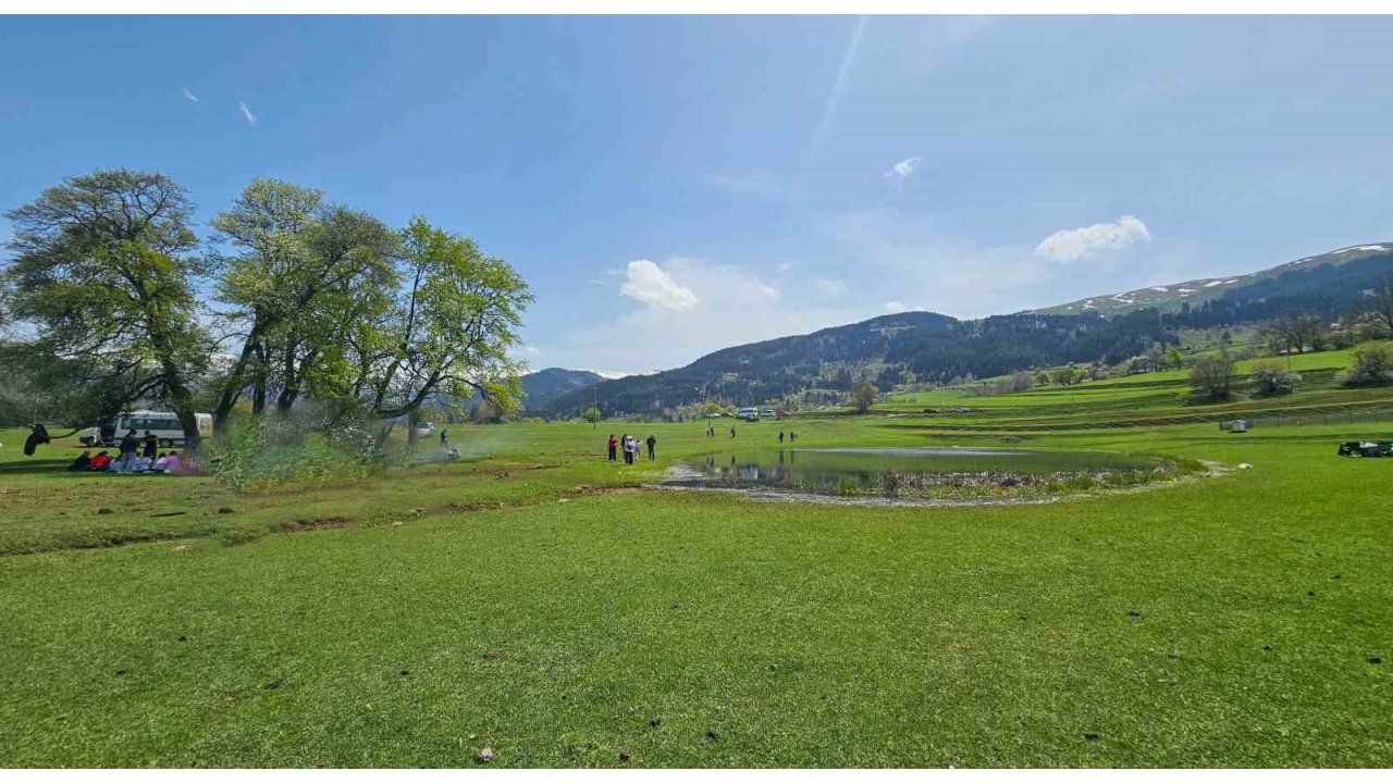 Artvin’in Ardanuç İlçesindeki Tosunlu Gölü Doğaseverlerin İlgi Odağı Oldu