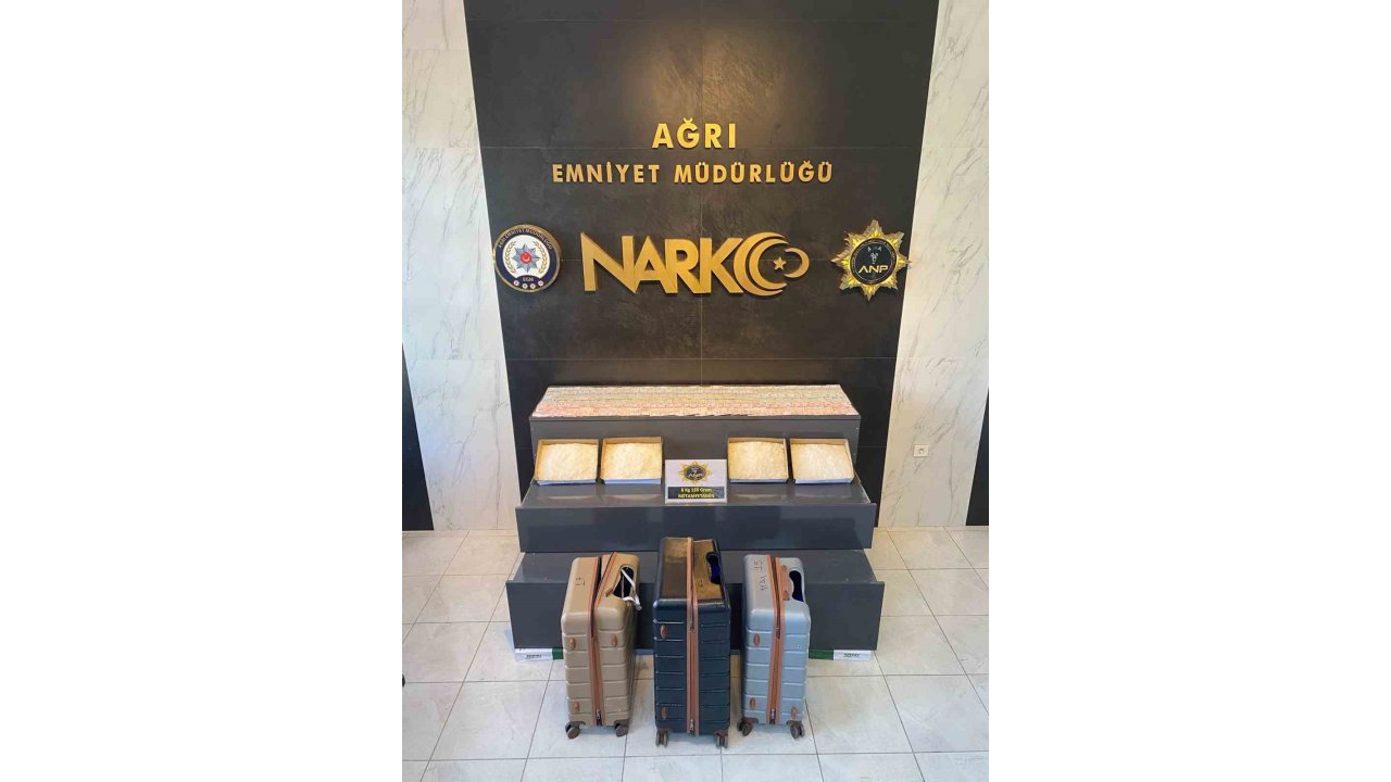 Valiz Tabanına Zulalanmış 8 Kilo Metamfetaminle Yakalandılar