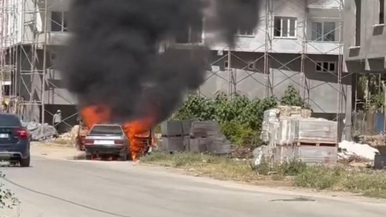 Mardin’de Park Halindeki Otomobil Alev Topuna Döndü