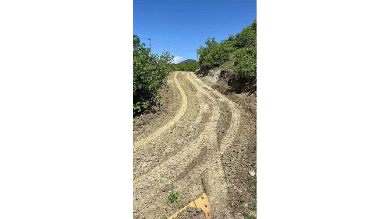 Yağışlardan Dolayı Zarar Gören Köy Yollarında Çalışmalar Sürüyor