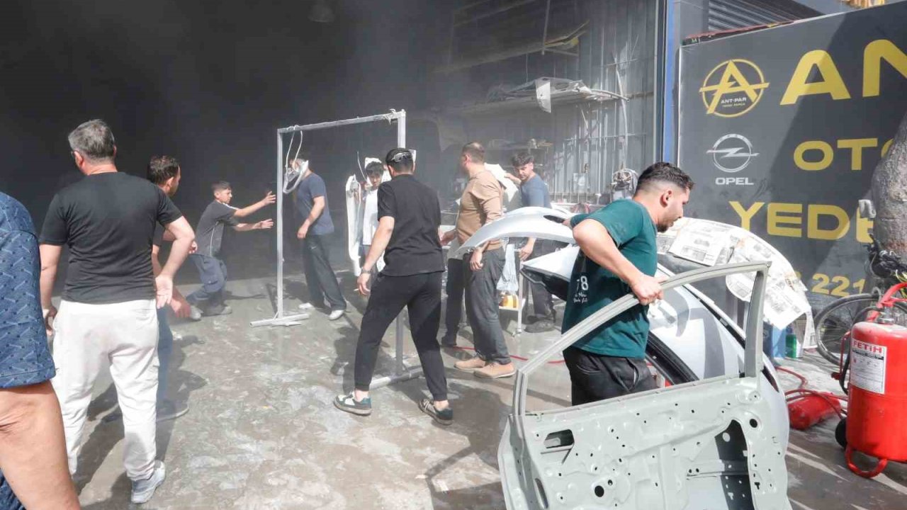 Antalya’da Boya Atölyesinde Çıkan Yangında 12 Kişi Dumandan Etkilendi
