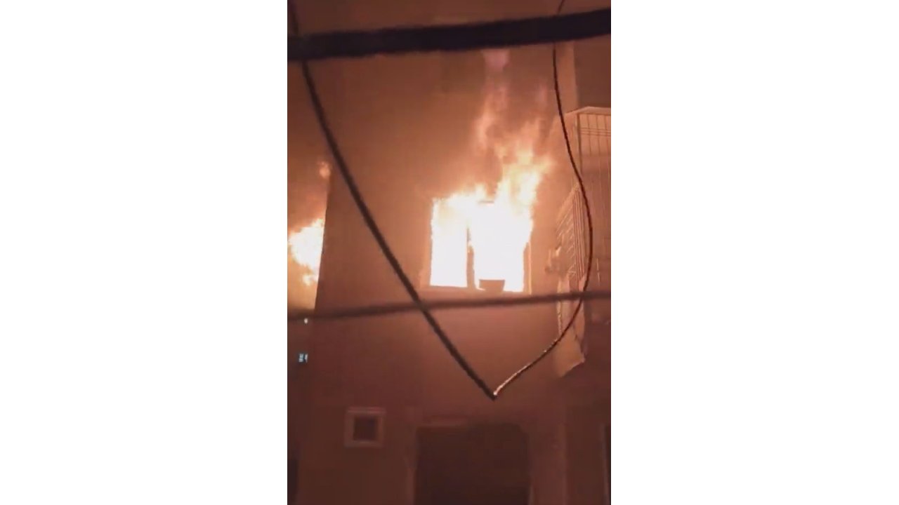 Diyarbakır’da Metruk Bina Alevlere Teslim Oldu