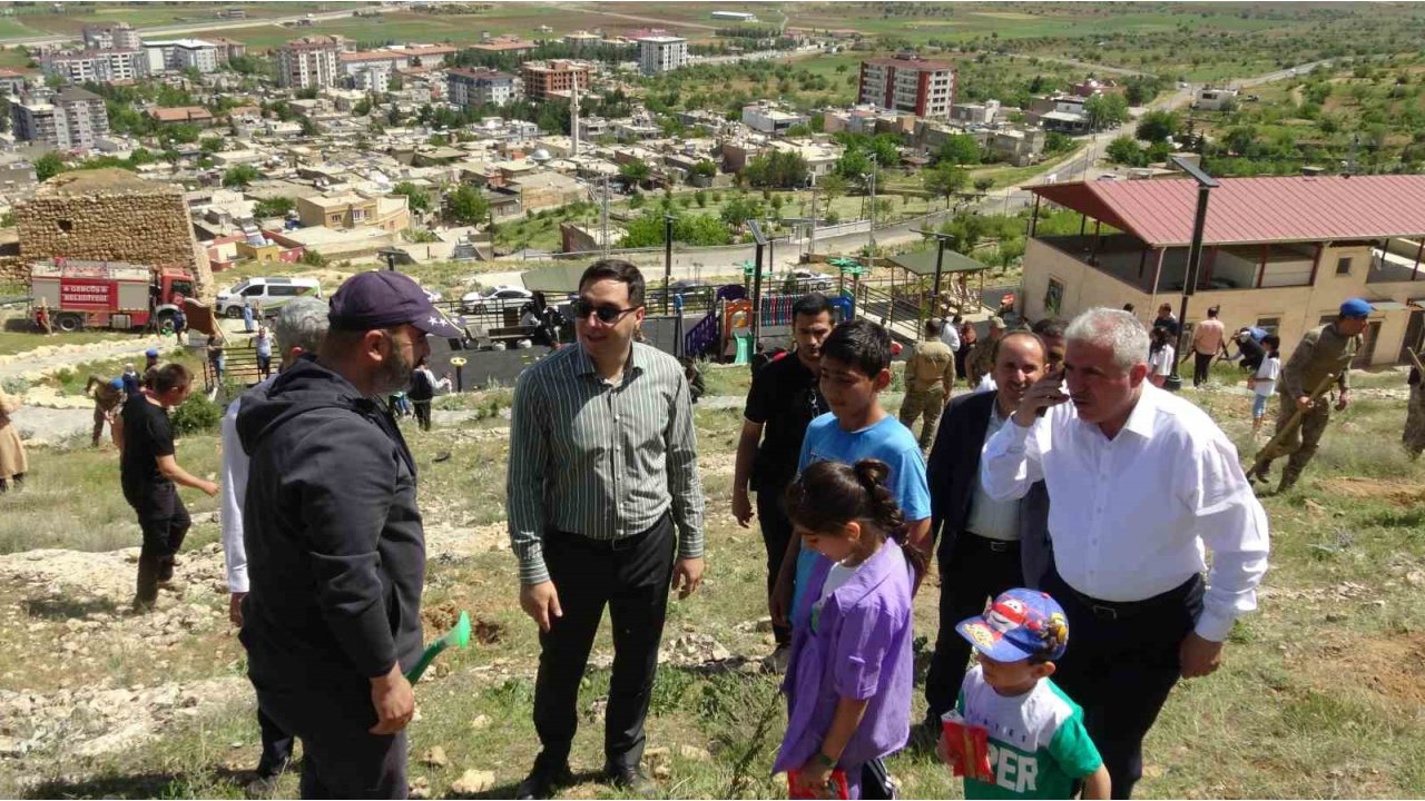 Gercüş’te Anneler Günü’ne Armağan Fidanlar Toprakla Buluşturuldu