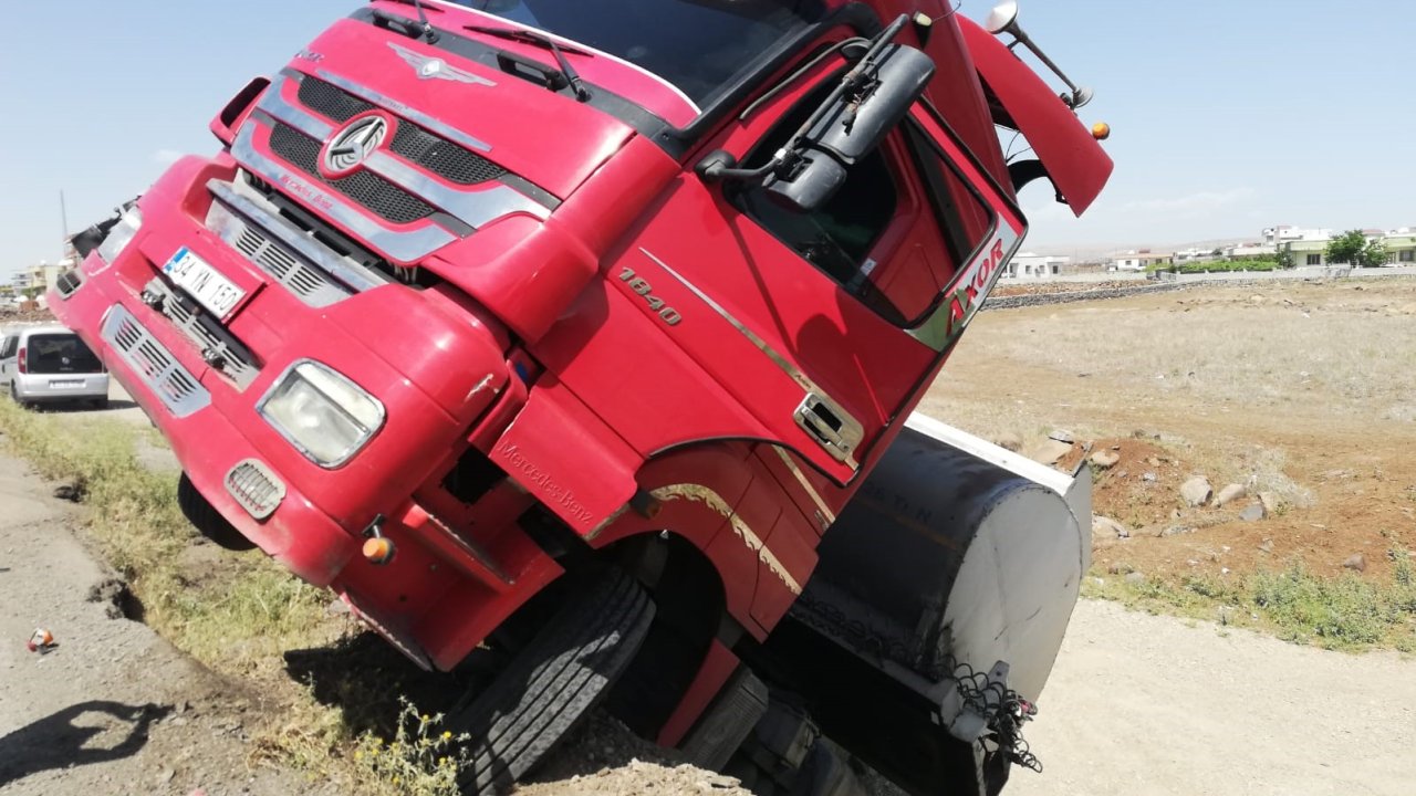 Cizre’de Sürücüsü Bayılan Tır Şarampolde Devrildi