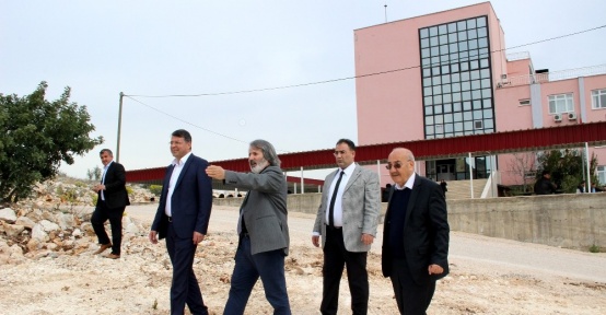 Silifke Belediyesi Yüksekokul çevresine cevre düzenlemesi yapıyor