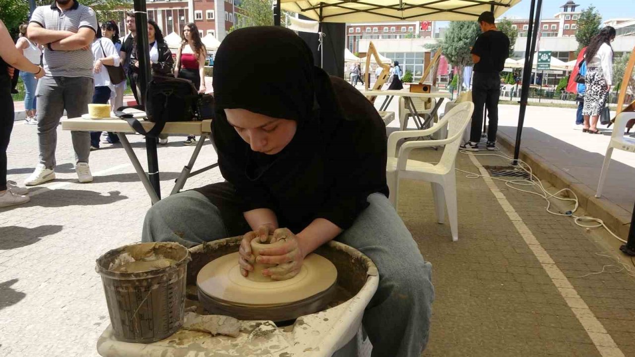 Hedefi Türkiye’de Sayıları Az Olan Bayan Çömlek Ustaları Arasına Girmek