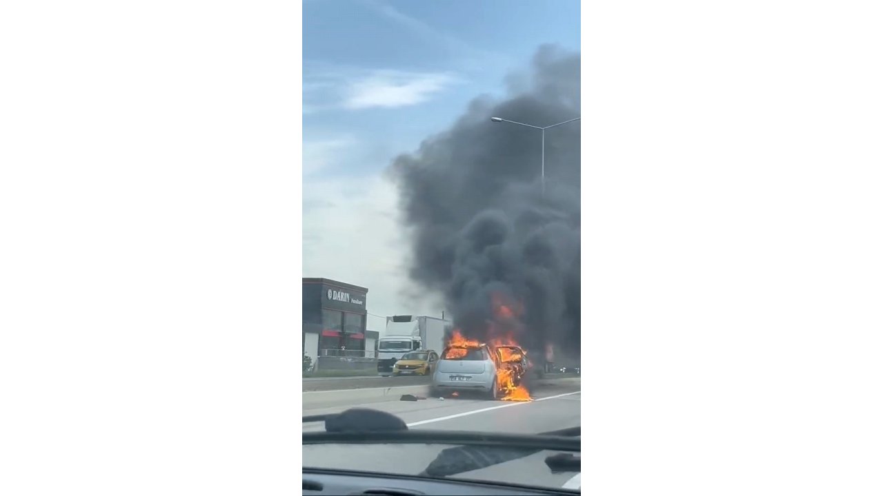 İnegöl’de Seyir Halindeki Otomobil Alev Topuna Döndü