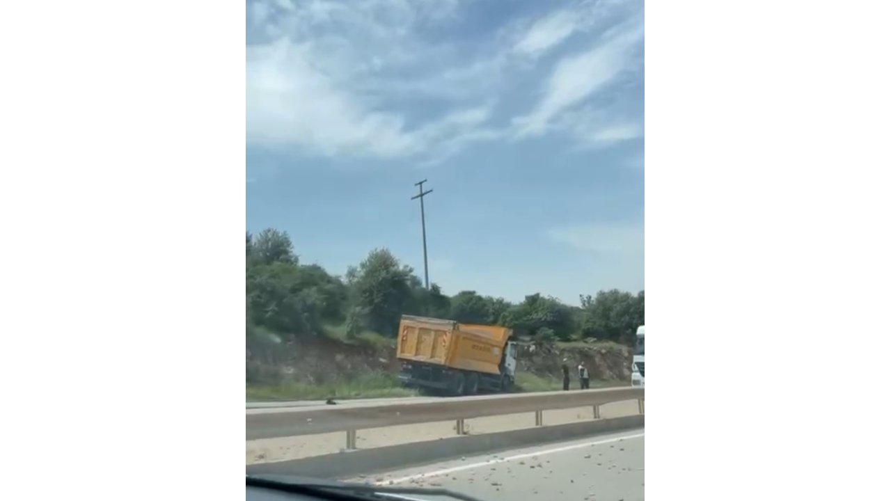 Kontrolden Çıkan Kamyon Bariyerleri Aşıp Karşı Yöne Daldı