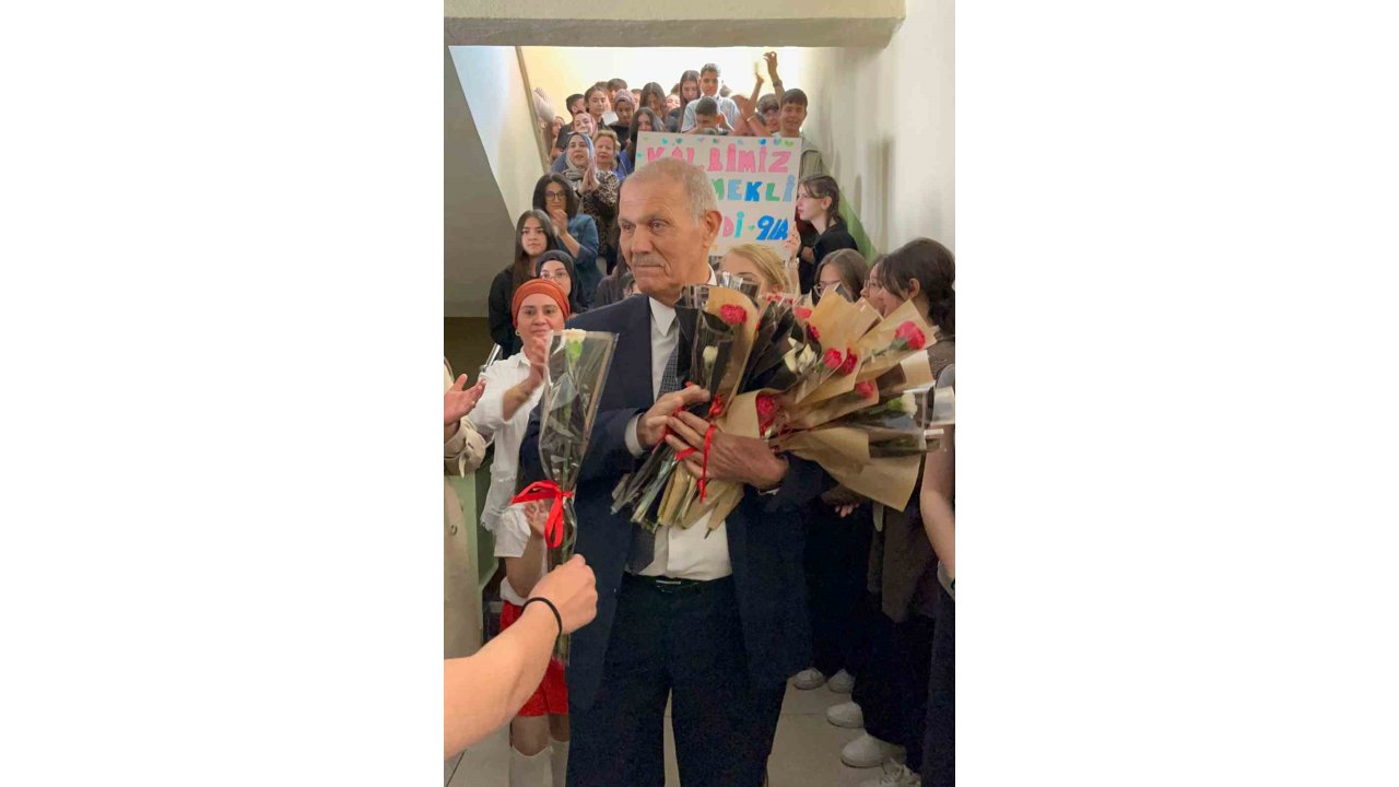 Ersin Bacaksız Anadolu Lisesi’nde Emekli Olan Müdüre Duygu Yüklü Veda