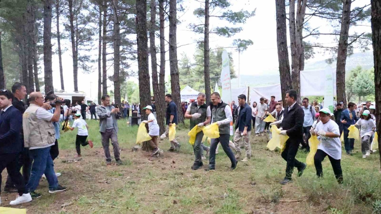 Yarım Saatte 580 Kilo Çöp Toplandı