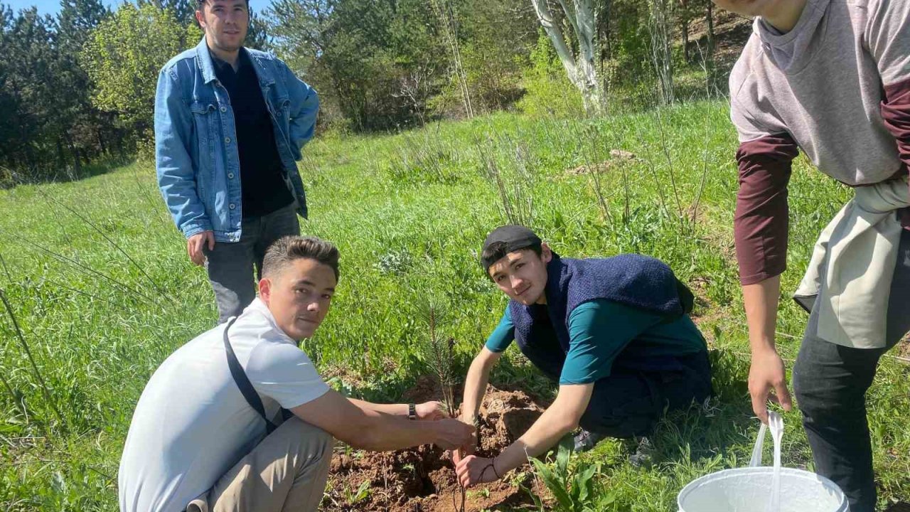 Sivas’ta Türk Dünyası Öğrencileri Fidan Dikti