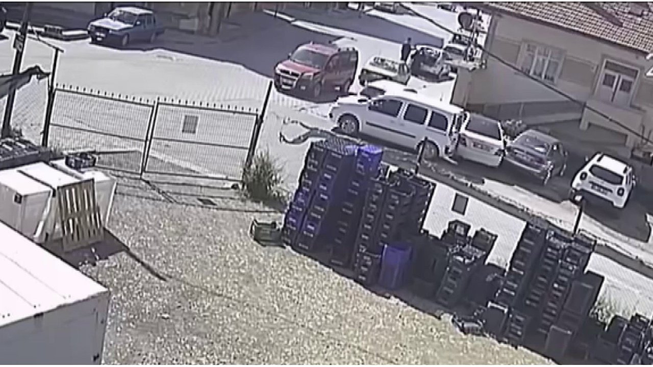 Karaman’da Freni Boşan Hafif Ticari Aracın 2 Otomobile Çarpması Kamerada