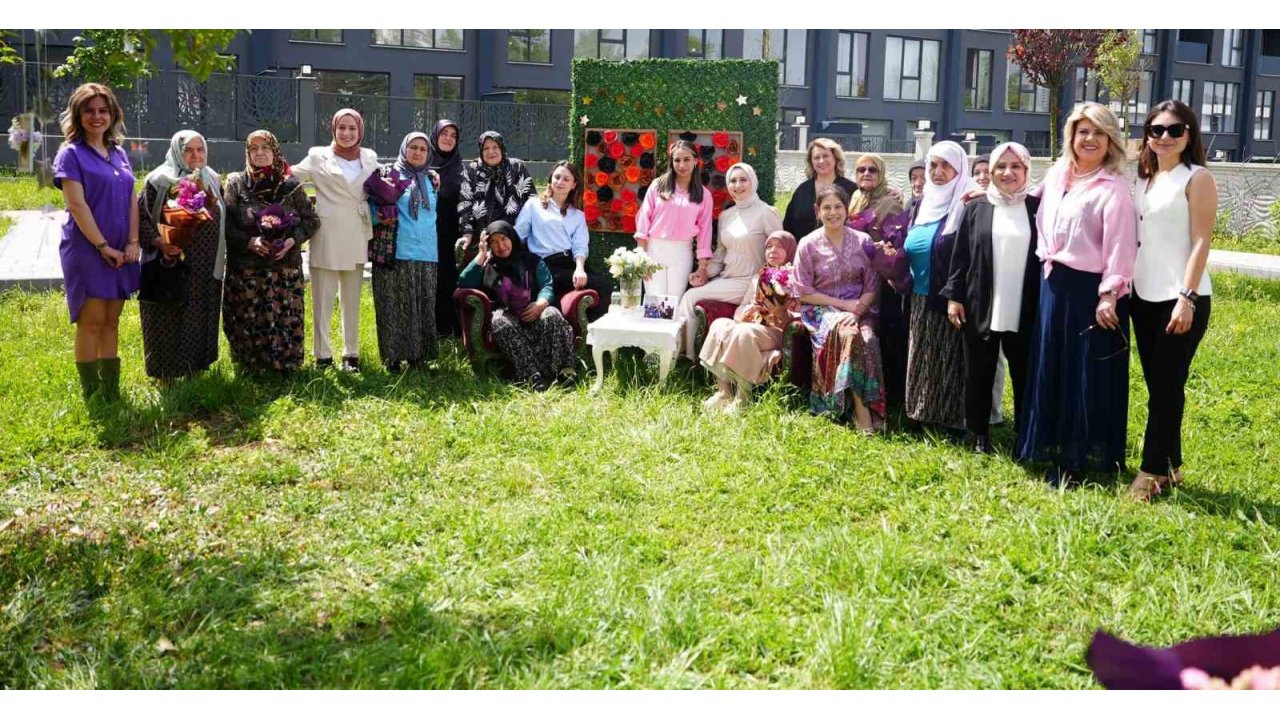 Alzheimer Merkezindeki Anneler Unutulmadı